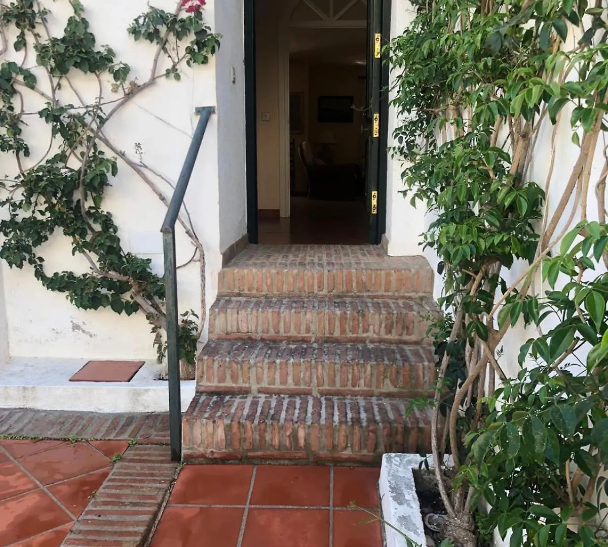公寓 A Bright Townhouse In The Marbellamar Residential Development