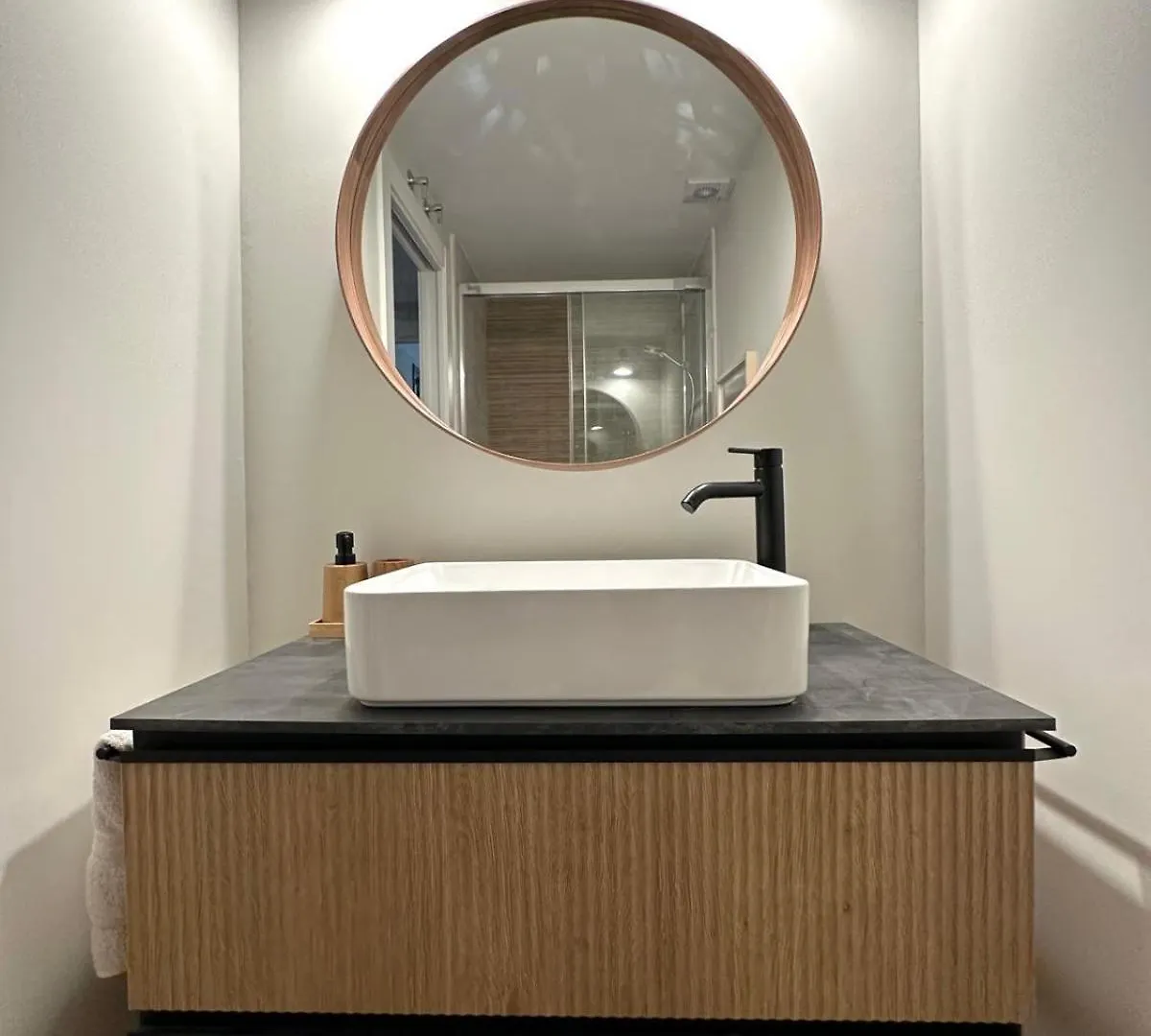 A Bright Townhouse In The Marbellamar Residential Development 马尔韦利亚